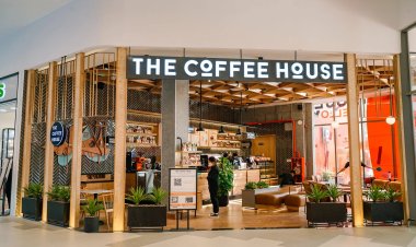 The Coffee House "lấy làm tiếc" về chuyện bịt ổ điện