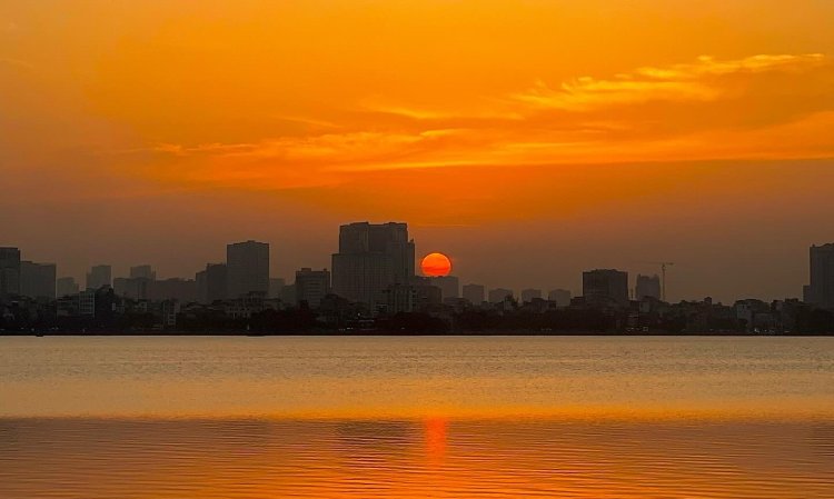 Hoàng hôn Hồ Tây mùa này đẹp da diết, mặc thời tiết đang "khó chịu vô cùng"