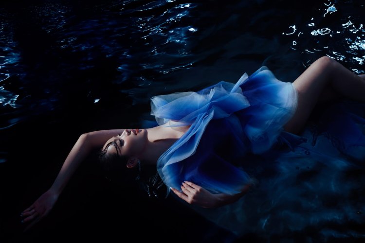 Hoa hậu Thanh Thủy hóa nàng thơ trong BST “The Light of Water” của NTK Lê Thanh Hòa