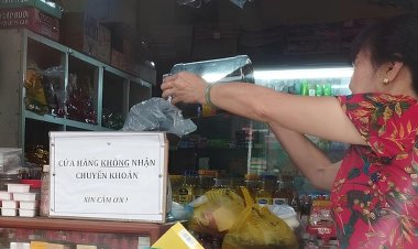 Từ chối nhận chuyển khoản lan rộng, chuyện gì đang xảy ra?