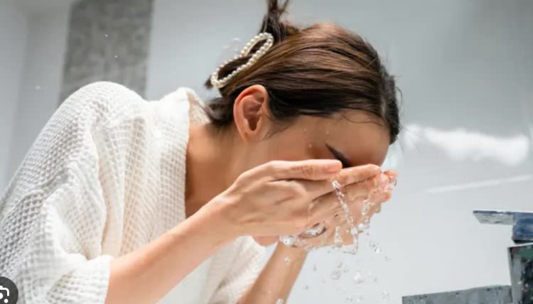 Rửa mặt bằng nước lạnh có giúp da sạch mụn?