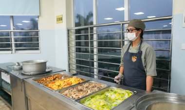 Bữa tối đặc biệt của học sinh Hà Nội ngày mưa lịch sử