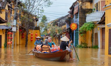 Chủ hàng quán Hội An vật lộn trong 4 ngày nước lũ bao vây