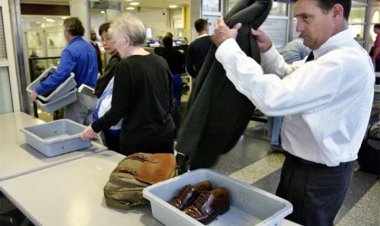 Vì sao qua cửa an ninh sân bay phải cởi giày, thắt lưng và đồng hồ?