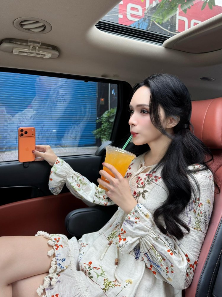 Hương Giang, Tăng Phúc là những nghệ sỹ Việt đầu tiên "flex" khoe iPhone 17 series màu cam