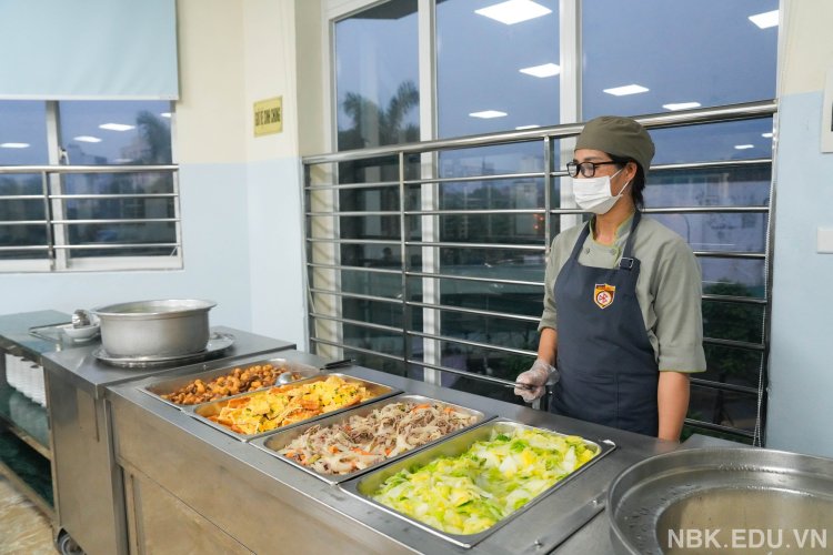 Bữa tối đặc biệt của học sinh Hà Nội ngày mưa lịch sử