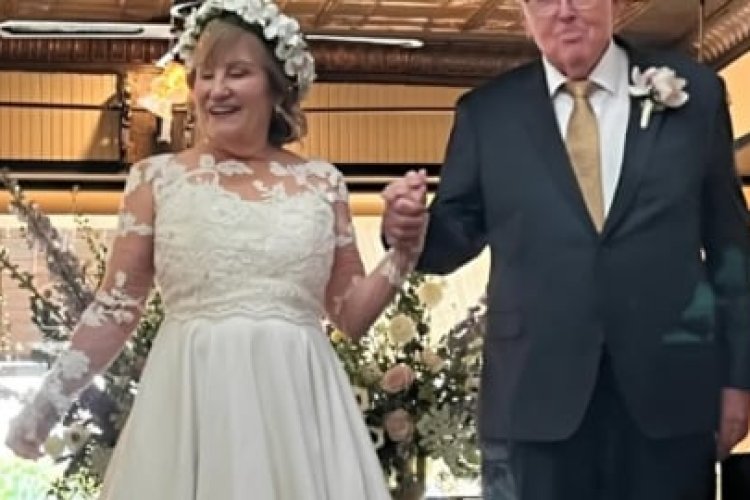 Người phụ nữ 76 tuổi lần đầu mặc váy cưới sau khi gặp bạn đời 81 tuổi qua mạng